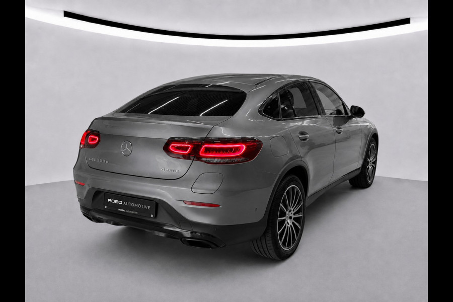Mercedes-Benz GLC Coupé 300e 4MATIC Premium Plus | Panoramadak | Stuurverwarming | Stoelverwarming | Head-Up Display | Massage | Memory Seats | Luchtvering | Keyless | 360 Camera | Leer | Ambiance Verlichting | Trekhaak | Apple Carplay | Na