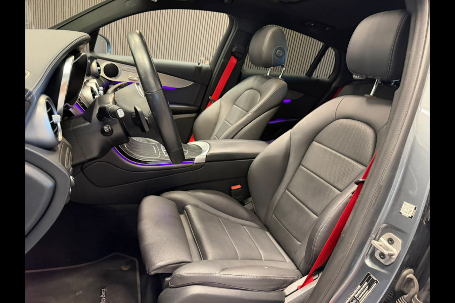 Mercedes-Benz GLC Coupé 300e 4MATIC Premium Plus | Panoramadak | Stuurverwarming | Stoelverwarming | Head-Up Display | Massage | Memory Seats | Luchtvering | Keyless | 360 Camera | Leer | Ambiance Verlichting | Trekhaak | Apple Carplay | Na