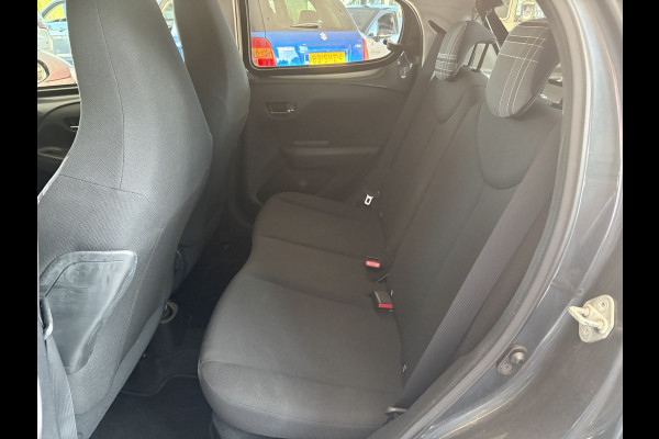 Peugeot 108 1.0 e-VTi Allure Airco - Achteruitrijcamera - Bluetooth - Led verlichting - Elektrische ramen - Licht metalen velgen 15 inch - Mistlampen voor - Stuur multifunctioneel - Start/ stop systeem - Centrale vergrendeling met afstandsbediening
