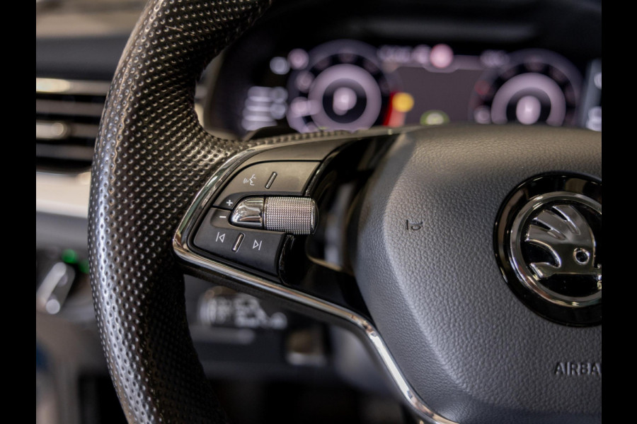 Škoda Kamiq 1.0 TSI Style 110pk / Elektrisch verstelbare stoelen / Panoramadak / Trekhaak / Dodehoek detectie / Achteruitrijcamera / Navigatie / Apple carplay /