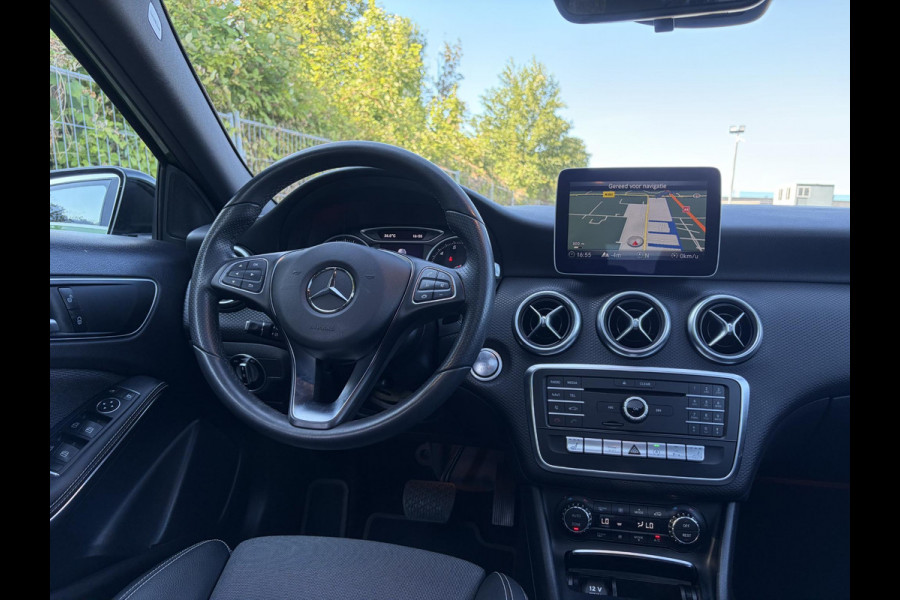 Mercedes-Benz A-Klasse 160 Ambition Automaat l Dealer Onderhouden l Pano l Carplay l Stoelverw l Navi l Halfleder l Pdc l LED l Clima l Cruise l Lm velgen l 102pk l N.A.P l Apk tot 07-2027