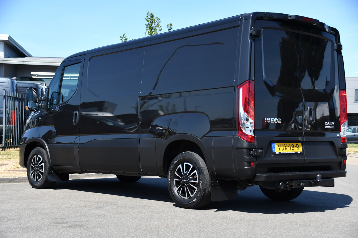 Iveco Daily 35S18HV 3.0 L2H1 Black Edition Camera, Adaptieve Cruise, LED, 180pk, Automaat, 3500kg Trekhaak, Clima, Multimedia, Uniek!