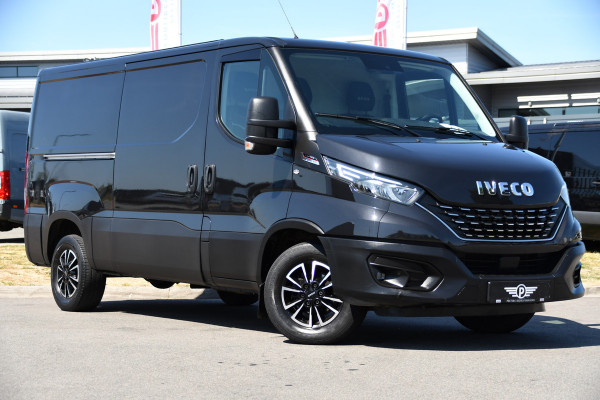 Iveco Daily 35S18HV 3.0 L2H1 Black Edition Camera, Adaptieve Cruise, LED, 180pk, Automaat, 3500kg Trekhaak, Clima, Multimedia, Uniek!