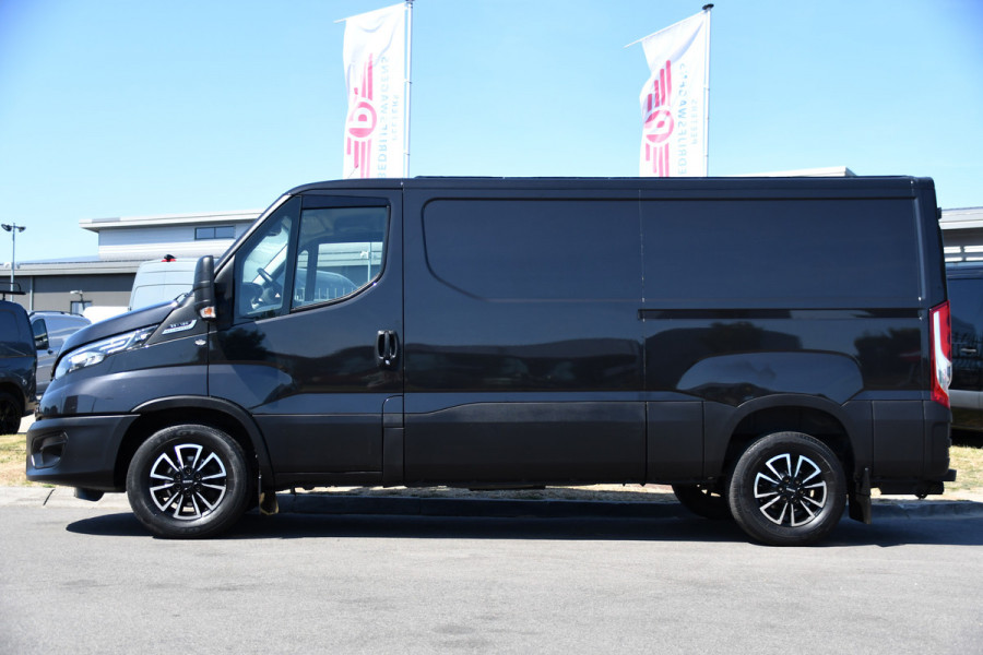 Iveco Daily 35S18HV 3.0 L2H1 Black Edition Camera, Adaptieve Cruise, LED, 180pk, Automaat, 3500kg Trekhaak, Clima, Multimedia, Uniek!