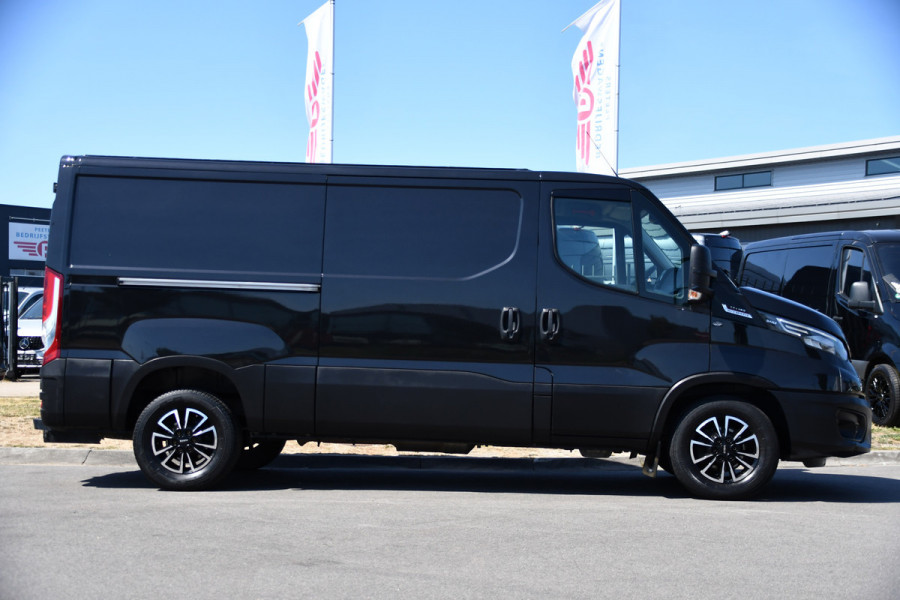 Iveco Daily 35S18HV 3.0 L2H1 Black Edition Camera, Adaptieve Cruise, LED, 180pk, Automaat, 3500kg Trekhaak, Clima, Multimedia, Uniek!