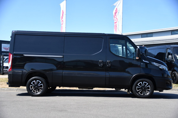 Iveco Daily 35S18HV 3.0 L2H1 Black Edition Camera, Adaptieve Cruise, LED, 180pk, Automaat, 3500kg Trekhaak, Clima, Multimedia, Uniek!