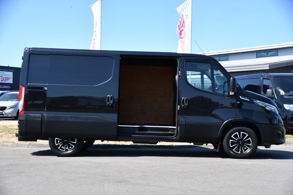 Iveco Daily 35S18HV 3.0 L2H1 Black Edition Camera, Adaptieve Cruise, LED, 180pk, Automaat, 3500kg Trekhaak, Clima, Multimedia, Uniek!