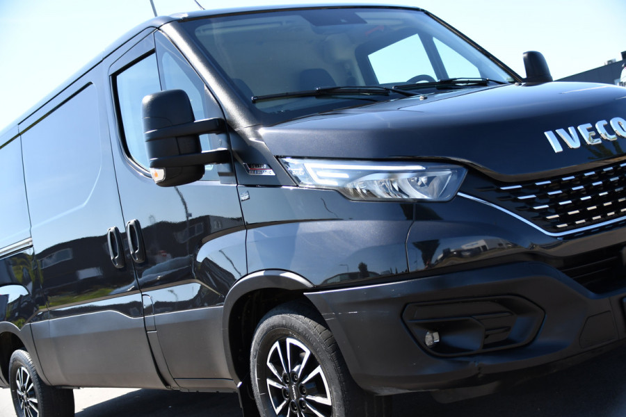 Iveco Daily 35S18HV 3.0 L2H1 Black Edition Camera, Adaptieve Cruise, LED, 180pk, Automaat, 3500kg Trekhaak, Clima, Multimedia, Uniek!