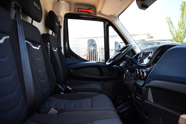 Iveco Daily 35S18HV 3.0 L2H1 Black Edition Camera, Adaptieve Cruise, LED, 180pk, Automaat, 3500kg Trekhaak, Clima, Multimedia, Uniek!