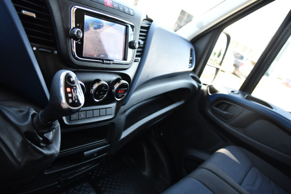 Iveco Daily 35S18HV 3.0 L2H1 Black Edition Camera, Adaptieve Cruise, LED, 180pk, Automaat, 3500kg Trekhaak, Clima, Multimedia, Uniek!