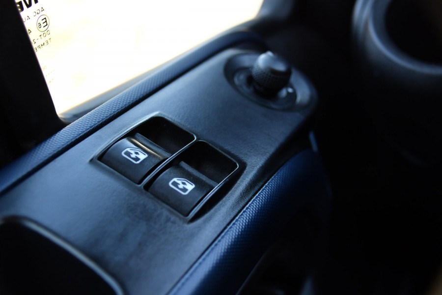 Iveco Daily 35S18HV 3.0 L2H1 Black Edition Camera, Adaptieve Cruise, LED, 180pk, Automaat, 3500kg Trekhaak, Clima, Multimedia, Uniek!