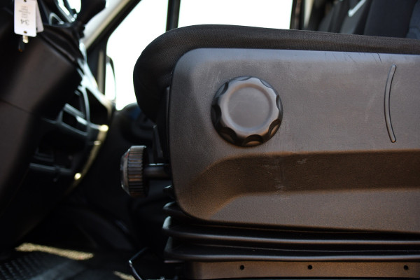 Iveco Daily 35S18HV 3.0 L2H1 Black Edition Camera, Adaptieve Cruise, LED, 180pk, Automaat, 3500kg Trekhaak, Clima, Multimedia, Uniek!