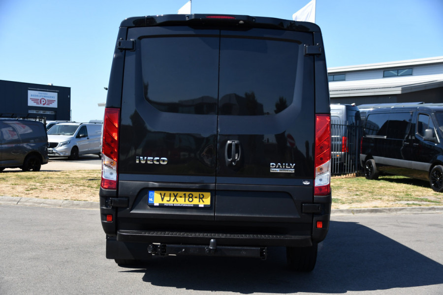 Iveco Daily 35S18HV 3.0 L2H1 Black Edition Camera, Adaptieve Cruise, LED, 180pk, Automaat, 3500kg Trekhaak, Clima, Multimedia, Uniek!