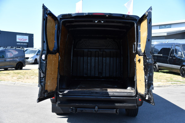 Iveco Daily 35S18HV 3.0 L2H1 Black Edition Camera, Adaptieve Cruise, LED, 180pk, Automaat, 3500kg Trekhaak, Clima, Multimedia, Uniek!