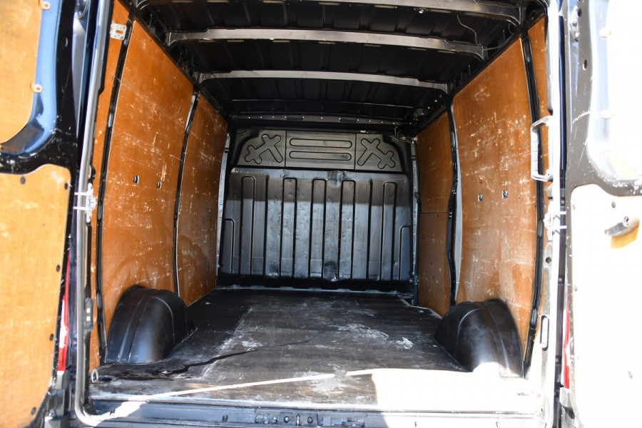 Iveco Daily 35S18HV 3.0 L2H1 Black Edition Camera, Adaptieve Cruise, LED, 180pk, Automaat, 3500kg Trekhaak, Clima, Multimedia, Uniek!