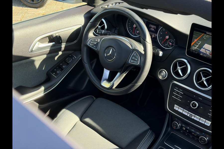 Mercedes-Benz A-Klasse 160 Ambition Automaat l Dealer Onderhouden l Pano l Carplay l Stoelverw l Navi l Halfleder l Pdc l LED l Clima l Cruise l Lm velgen l 102pk l N.A.P l Apk tot 07-2027