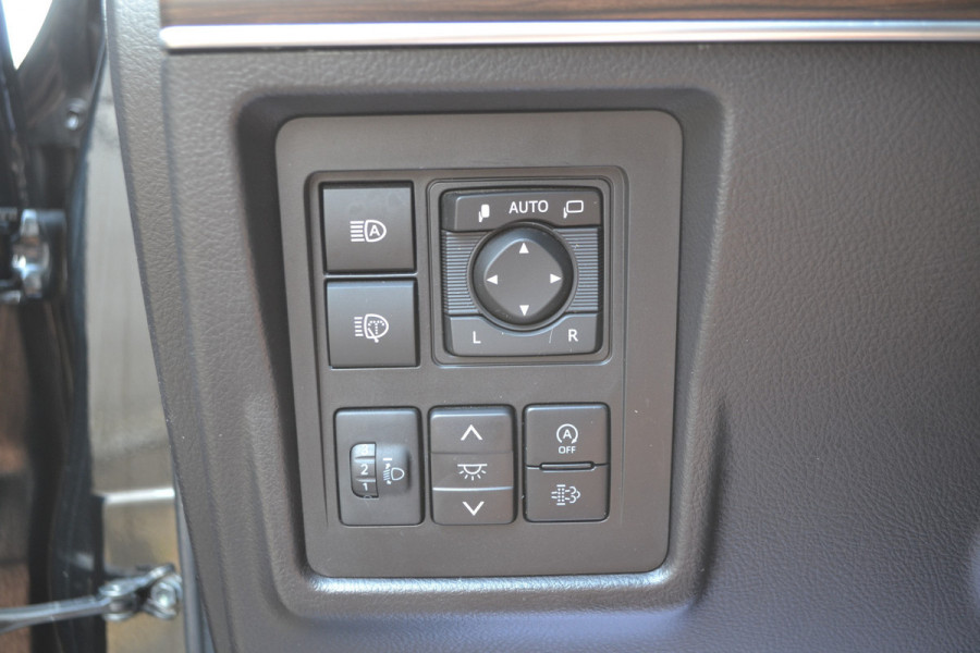 Toyota Land Cruiser 150 2.8 D-4D-F Professional High Roof Blind Van 204PK LEDER ETC