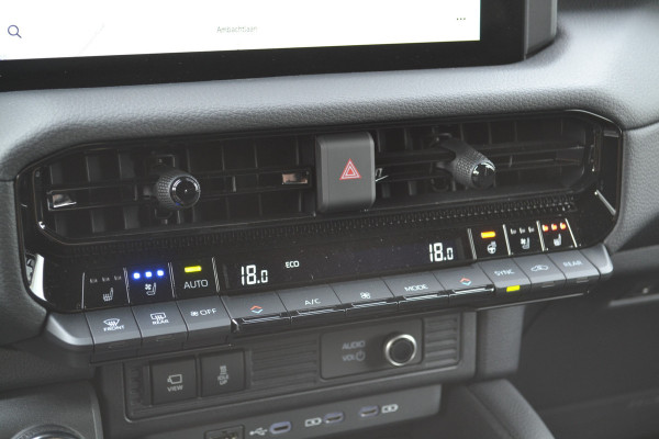 Toyota Land Cruiser 250 2.8 D-4D Standard Roof Window Van Navigator