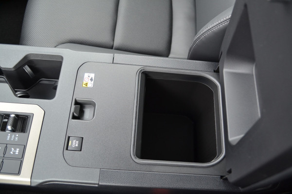 Toyota Land Cruiser 250 2.8 D-4D Standard Roof Window Van Navigator