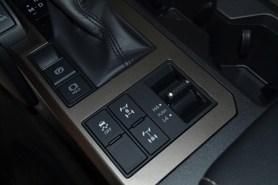 Toyota Land Cruiser 250 2.8 D-4D Blind Van Navigator