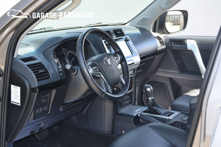 Toyota Land Cruiser 2.8 D-4D-F Challenger Window Van BEARLOCK