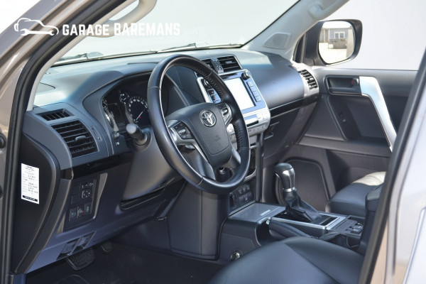 Toyota Land Cruiser 2.8 D-4D-F Challenger Window Van BEARLOCK