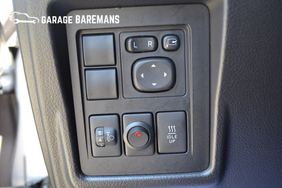Toyota Land Cruiser 2.8 D-4D-F Challenger Window Van BEARLOCK