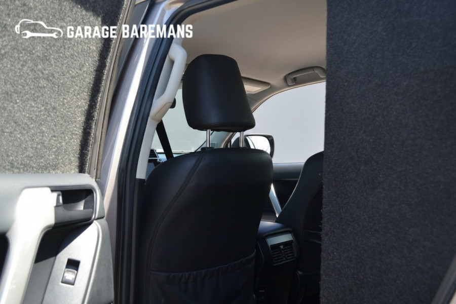Toyota Land Cruiser 2.8 D-4D-F Challenger Window Van BEARLOCK