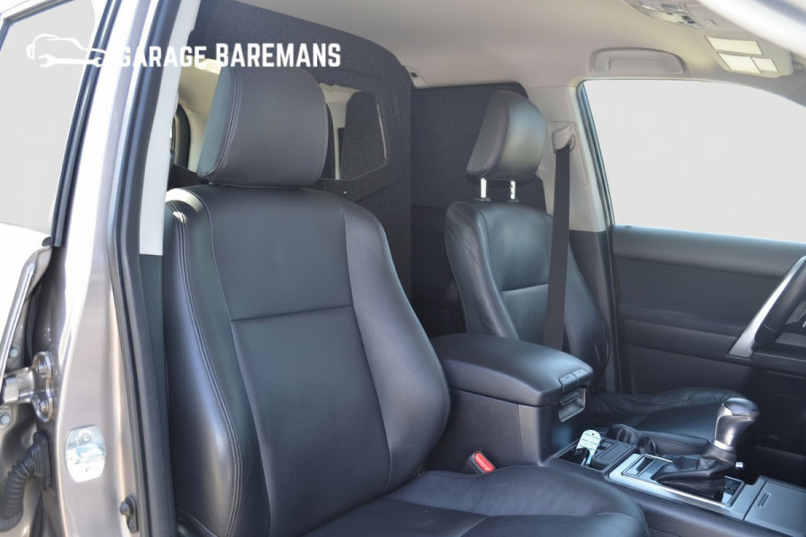Toyota Land Cruiser 2.8 D-4D-F Challenger Window Van BEARLOCK