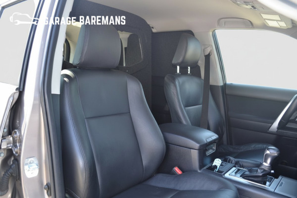 Toyota Land Cruiser 2.8 D-4D-F Challenger Window Van BEARLOCK