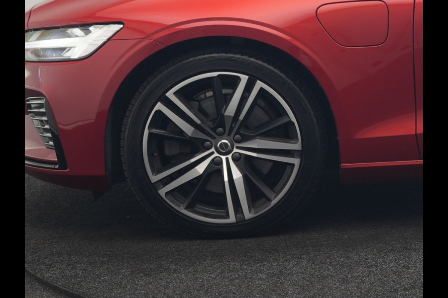 Volvo V60 T6 Recharge AWD R-Design PHEV 340pk Dealer O.H | Trehaak Af Fabriek | Camera | Lederen Sportstoelen Memory & Verwarmd | Cruise Control | Pilot Assist | Apple Carplay | Keyless | Stuurverwarming | Virtual | Navigatie | DAB | 19"L.M | Plug In Hybrid |