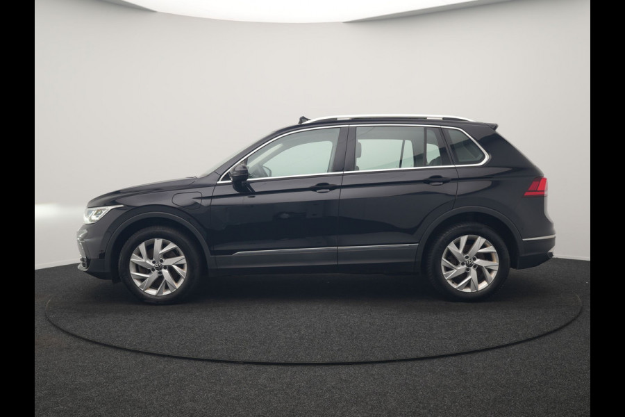 Volkswagen Tiguan 1.4 TSI eHybrid Elegance PHEV 245pk Dealer O.H | Trekhaak Af Fabriek | Panodak | Adaptive Cruise | IQ Light | 360 Camera | Lederen Sportstoelen Memory & Verwarmd | Travel Assist | Apple Carplay | Keyless | Stuurverwarming | BLIS | Virtual | Navigatie | DAB | 18"L.M | Plug In Hybrid |