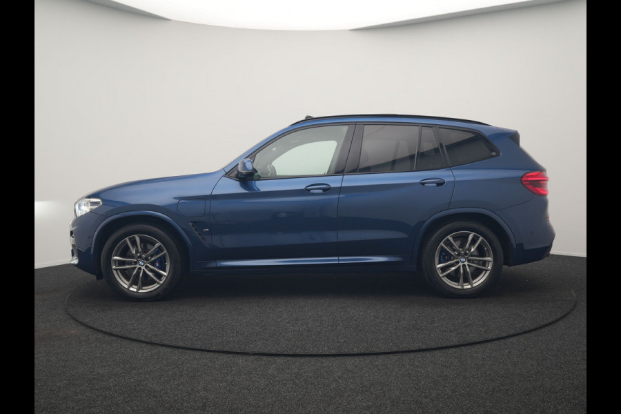 BMW X3 xDrive30e M Sport PHEV 293pk | Trekhaak Afn. | Panodak | Head Up | Camera | Lederen Sportstoelen Memory & Verwarmd | Adaptive LED | Sfeerverlichting | Blis | Keyless | Navigatie | 19"L.M | Plug In Hybrid |