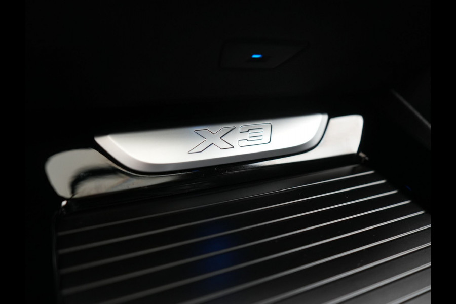 BMW X3 xDrive30e M Sport PHEV 293pk | Trekhaak Afn. | Panodak | Head Up | Camera | Lederen Sportstoelen Memory & Verwarmd | Adaptive LED | Sfeerverlichting | Blis | Keyless | Navigatie | 19"L.M | Plug In Hybrid |