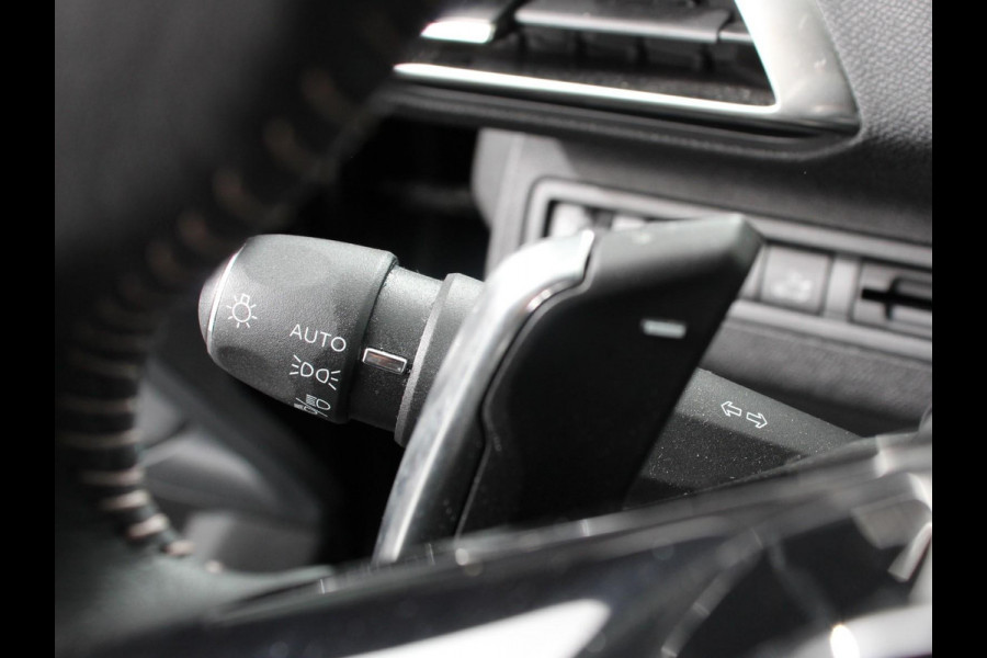 Peugeot 3008 1.2 PureTech Allure Climate control Adaptive cruise control Achteruitrijd camera Parkeersensoren Verwarmde voorstoelen LED Navigatie Apple Carplay/ Android Auto