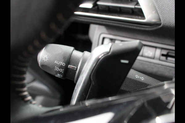 Peugeot 3008 1.2 PureTech Allure Climate control Adaptive cruise control Achteruitrijd camera Parkeersensoren Verwarmde voorstoelen LED Navigatie Apple Carplay/ Android Auto