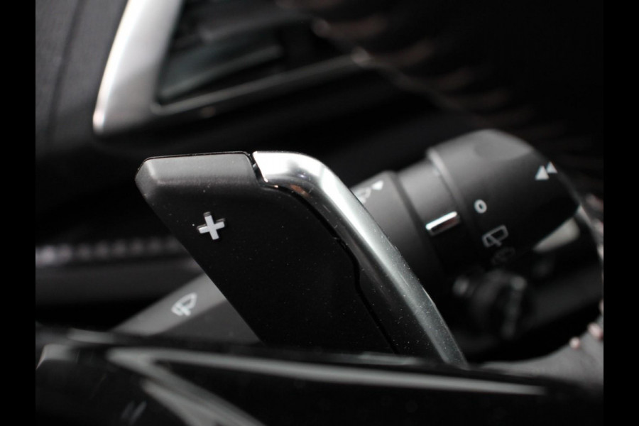 Peugeot 3008 1.2 PureTech Allure Climate control Adaptive cruise control Achteruitrijd camera Parkeersensoren Verwarmde voorstoelen LED Navigatie Apple Carplay/ Android Auto