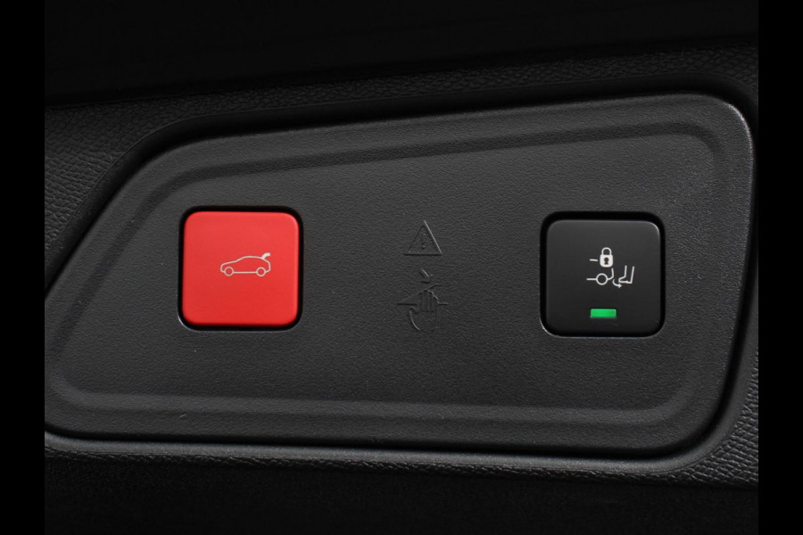 Peugeot 3008 1.2 PureTech Allure Climate control Adaptive cruise control Achteruitrijd camera Parkeersensoren Verwarmde voorstoelen LED Navigatie Apple Carplay/ Android Auto
