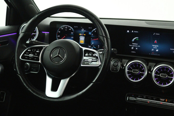 Mercedes-Benz A-Klasse 180 Business Solution (PANORAMADAK, SFEERVERLICHTING, CAMERA, STOELVERWARMING, LEDER)