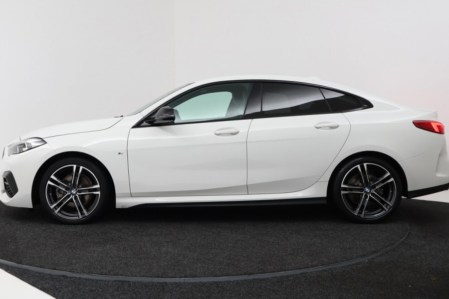 BMW 2 Serie Gran Coupé 218i High Executive (CAMERA, STOELVERWARMING, NAVIGATIE, HUD DISPLAY, DEALER ONDERHOUDEN)