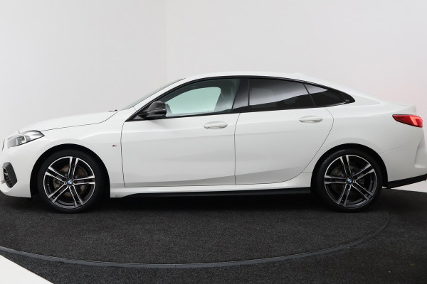 BMW 2 Serie Gran Coupé 218i High Executive (CAMERA, STOELVERWARMING, NAVIGATIE, HUD DISPLAY, DEALER ONDERHOUDEN)