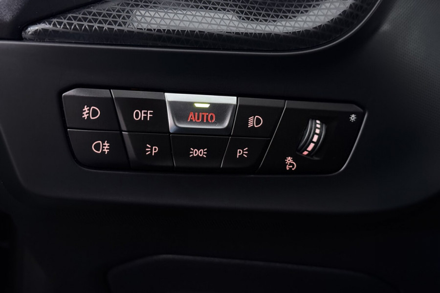 BMW 2 Serie Gran Coupé 218i High Executive (CAMERA, STOELVERWARMING, NAVIGATIE, HUD DISPLAY, DEALER ONDERHOUDEN)