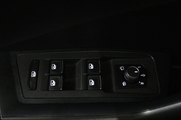 Volkswagen T-Roc 1.0 TSI Style (PANORAMADAK, DIGATALE COCKPIT, PDC, LED, CLIMA, STOELVERWARMING)
