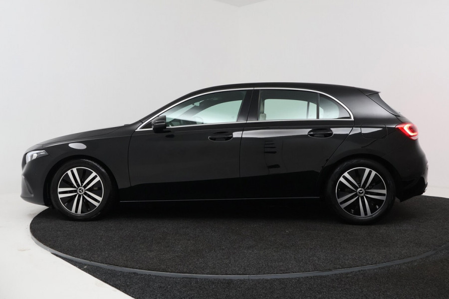 Mercedes-Benz A-Klasse 180 Business Solution Luxury (STOELVERWARMING, SFEERVERLICHTING, NAVIGATIE, CAMERA, PARKEE
