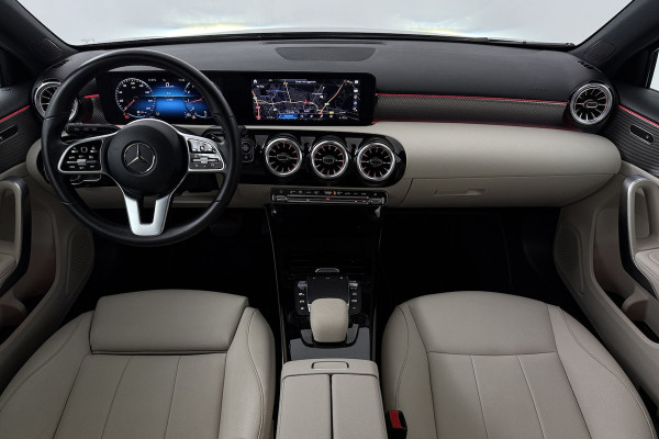 Mercedes-Benz A-Klasse 180 Business Solution Luxury (STOELVERWARMING, SFEERVERLICHTING, NAVIGATIE, CAMERA, PARKEE