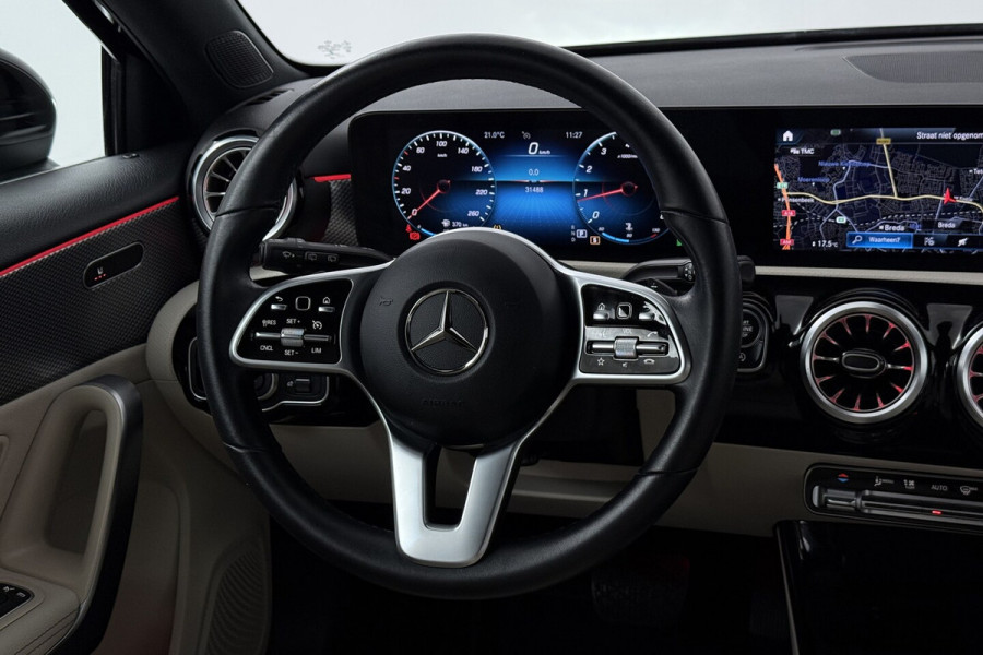 Mercedes-Benz A-Klasse 180 Business Solution Luxury (STOELVERWARMING, SFEERVERLICHTING, NAVIGATIE, CAMERA, PARKEE