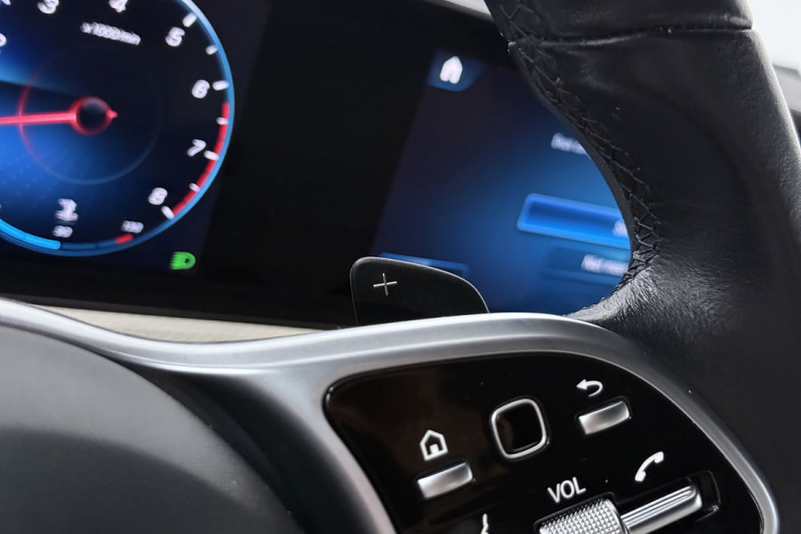 Mercedes-Benz A-Klasse 180 Business Solution Luxury (STOELVERWARMING, SFEERVERLICHTING, NAVIGATIE, CAMERA, PARKEE