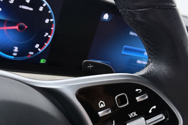 Mercedes-Benz A-Klasse 180 Business Solution Luxury (STOELVERWARMING, SFEERVERLICHTING, NAVIGATIE, CAMERA, PARKEE
