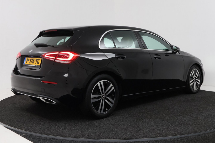 Mercedes-Benz A-Klasse 180 Business Solution Luxury (STOELVERWARMING, SFEERVERLICHTING, NAVIGATIE, CAMERA, PARKEE