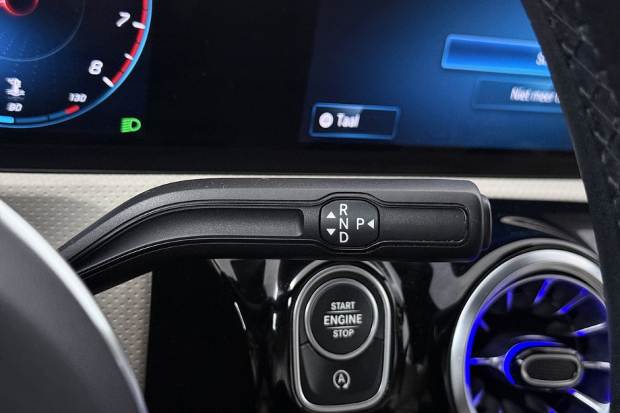 Mercedes-Benz A-Klasse 180 Business Solution Luxury (STOELVERWARMING, SFEERVERLICHTING, NAVIGATIE, CAMERA, PARKEE